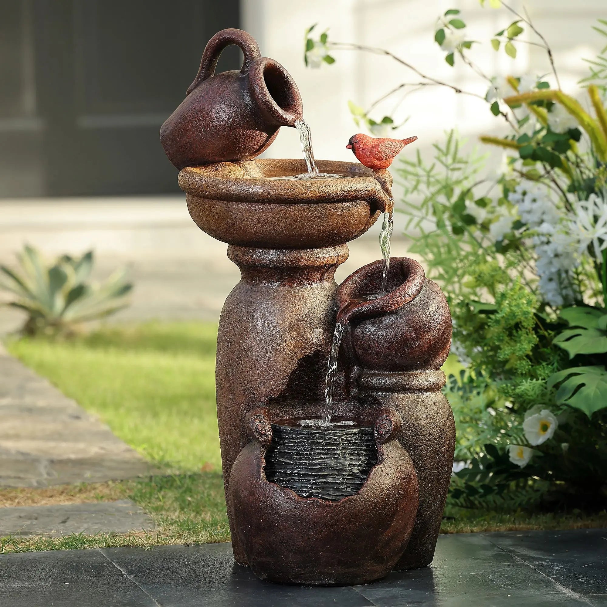 Classic and traditional farmhouse style outdoor fountains – LuxenHome, image size:2000x2000