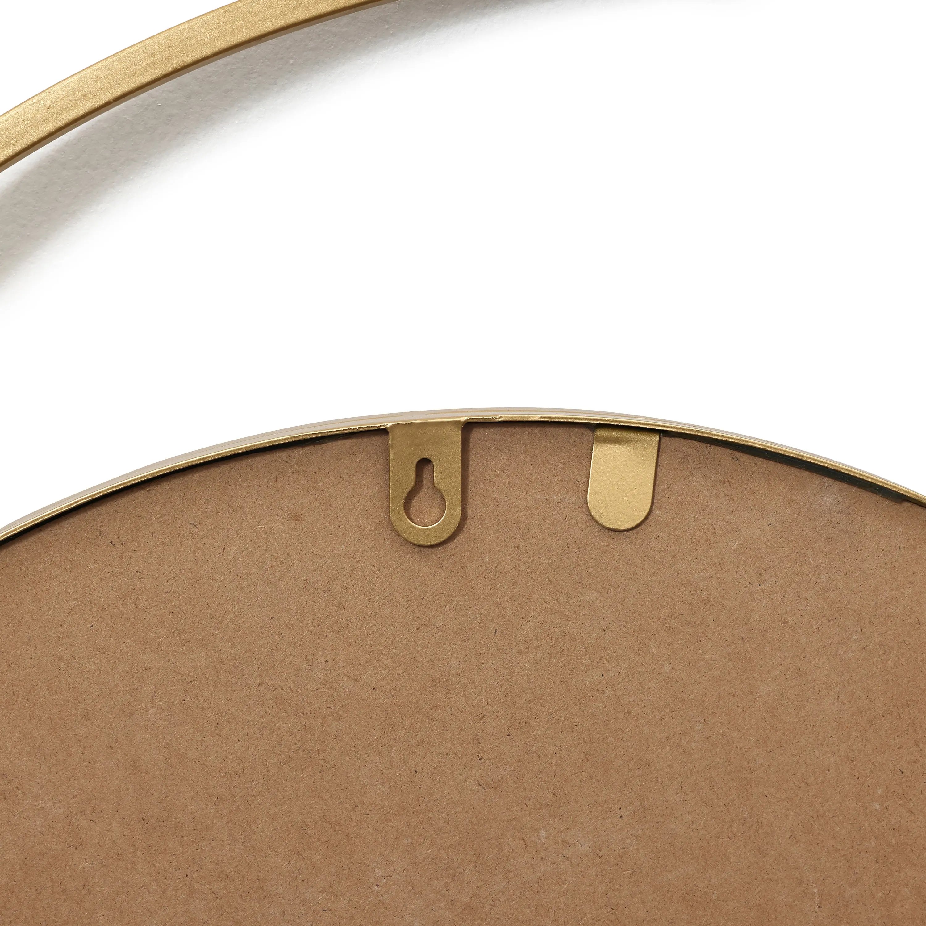 Close-up of the back of a hanging frame with a keyhole slot and round hook attachment, exuding modern elegance. The style is reminiscent of golden frames used for wall mirrors, adding a touch of sophistication.