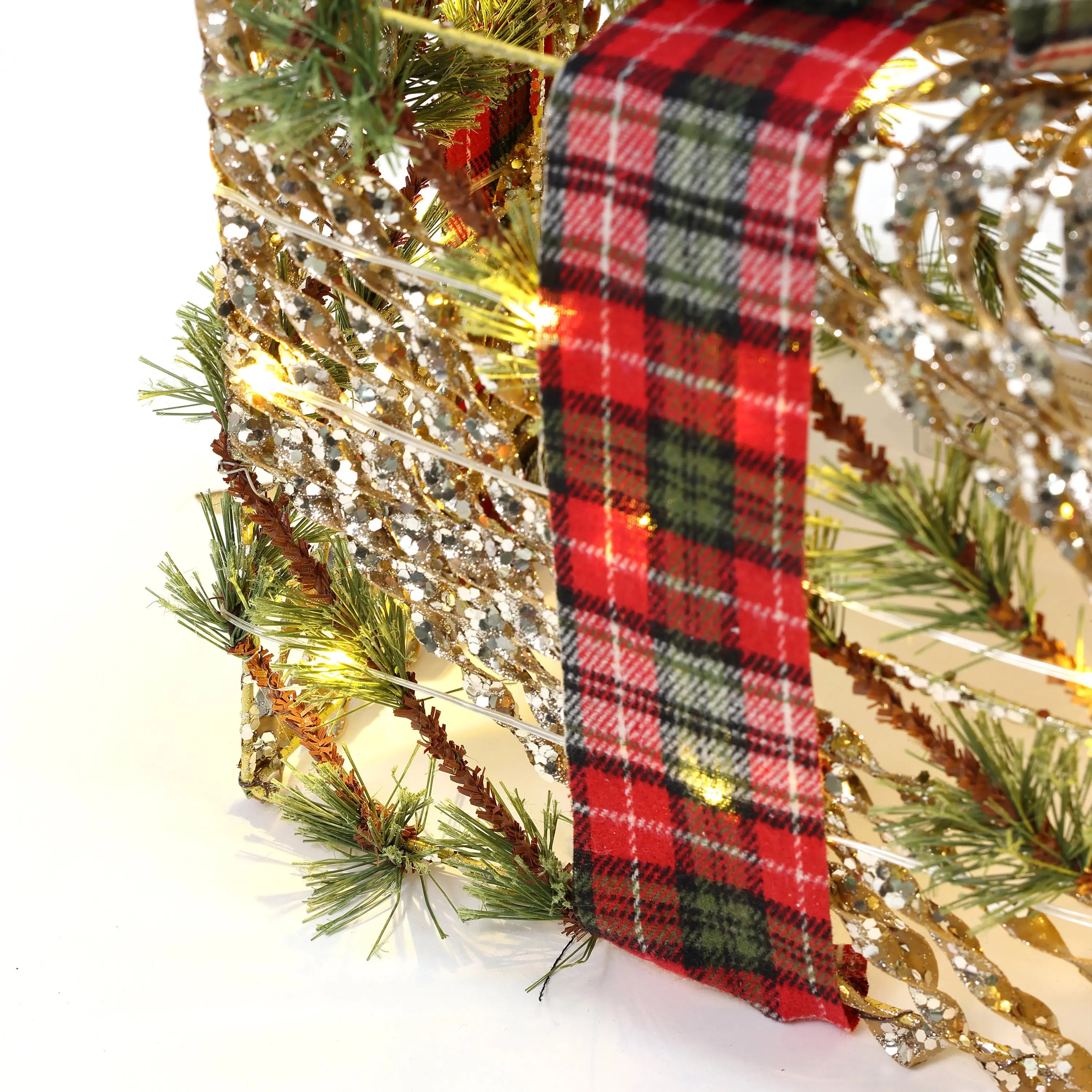 Artificial pine branches giftbox, battery-powered, set of 3 - LuxenHome