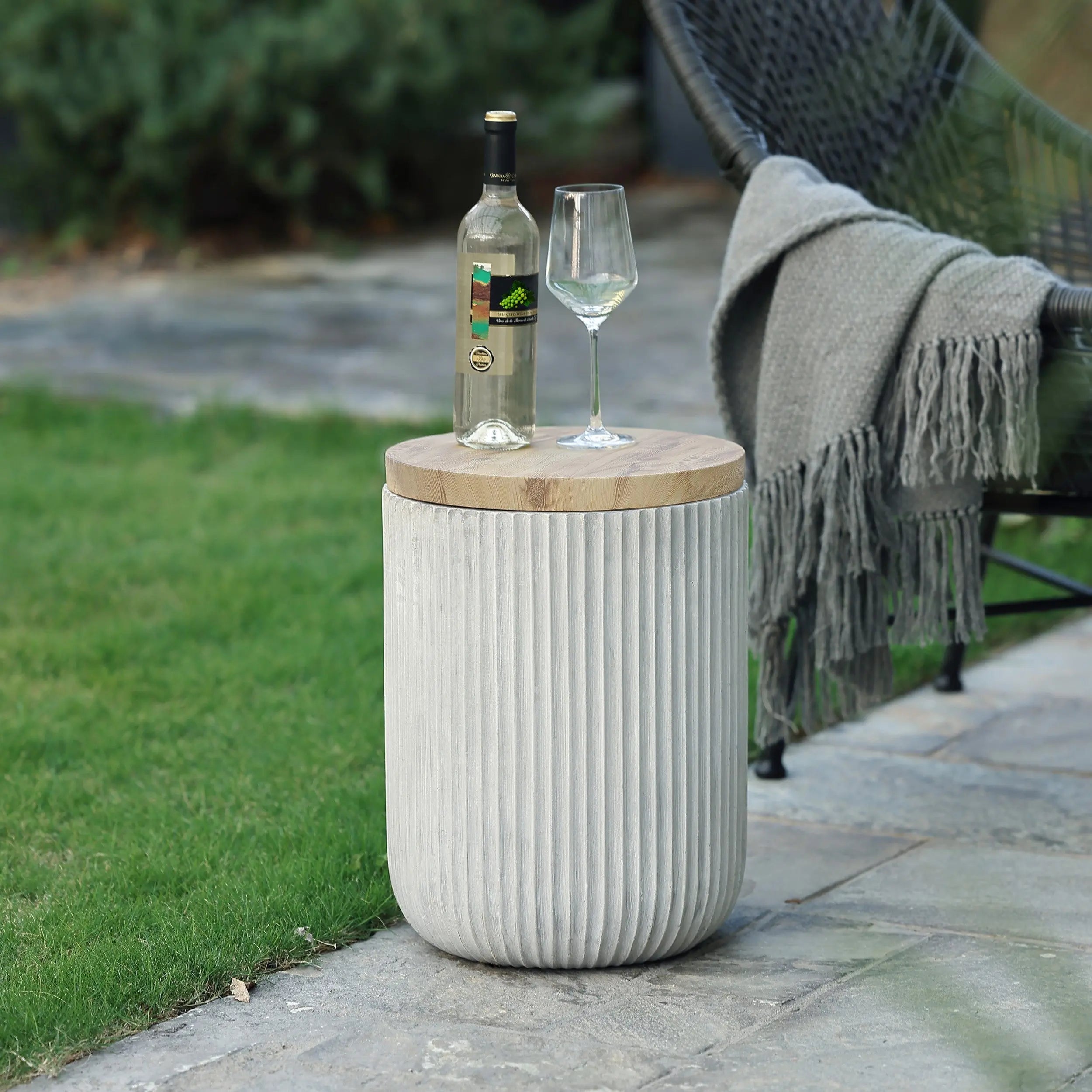 outdoor-end-table-with-wine-bottle