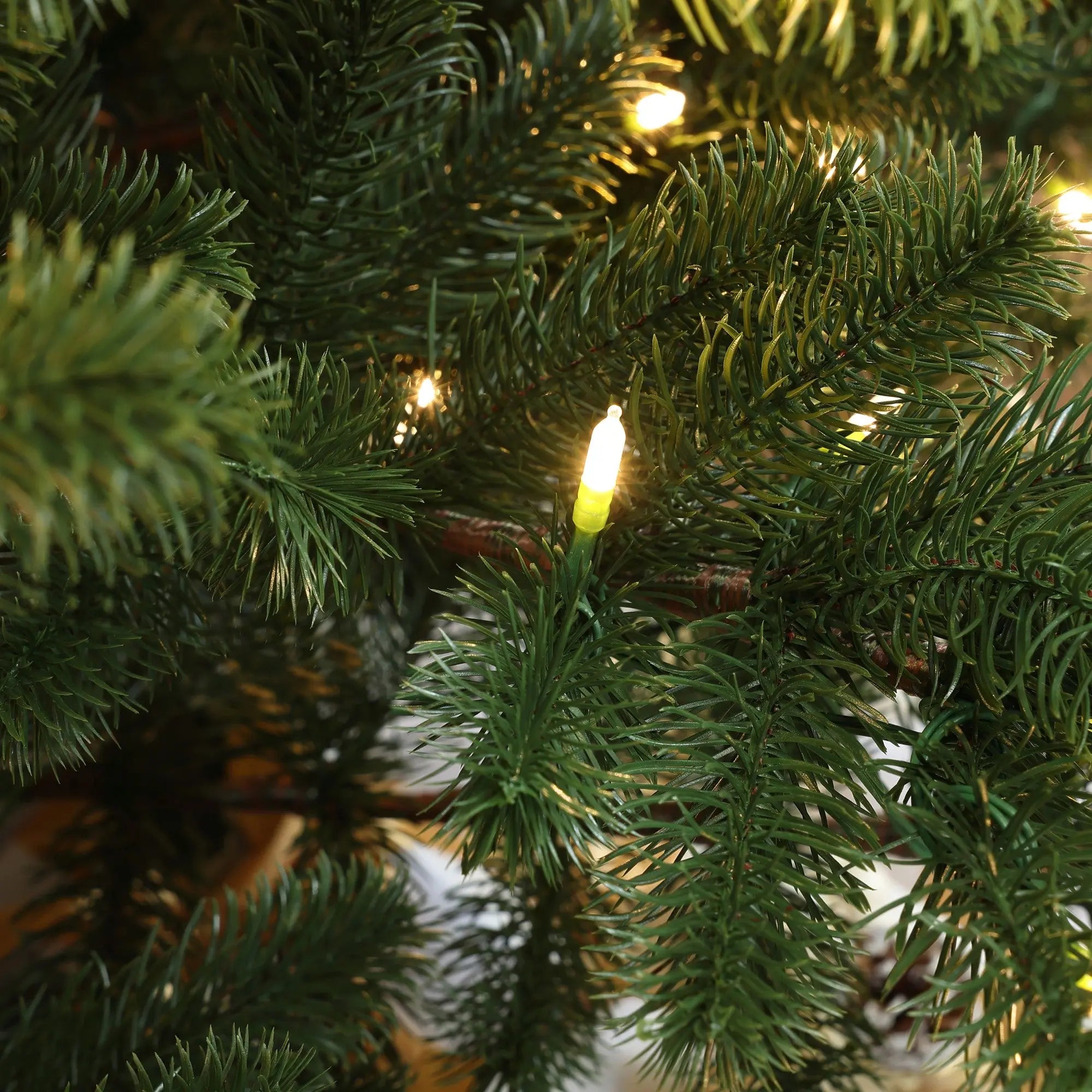 creating-a-festive-atmosphere-with-led-christmas-tree