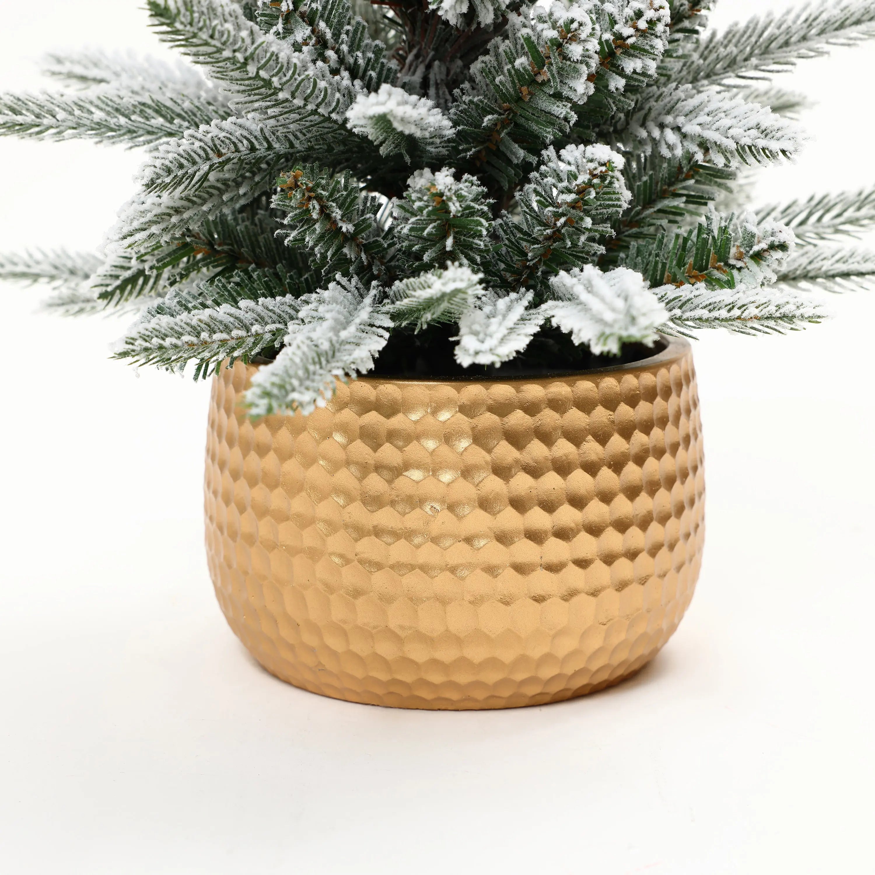 mini-christmas-tree-is-easy-to-put-on-the-console-tables