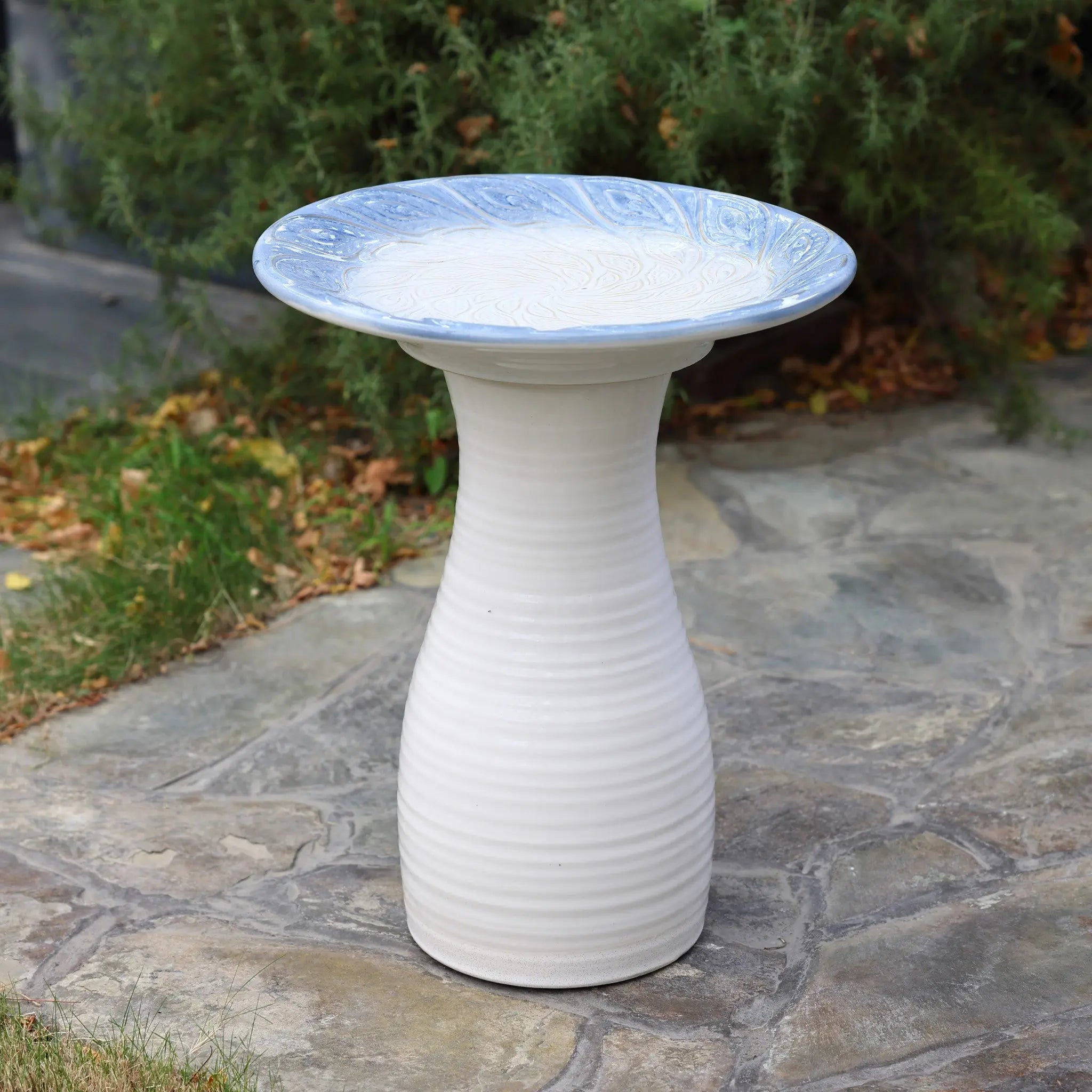 White ribbed ceramic bird bath - LuxenHome