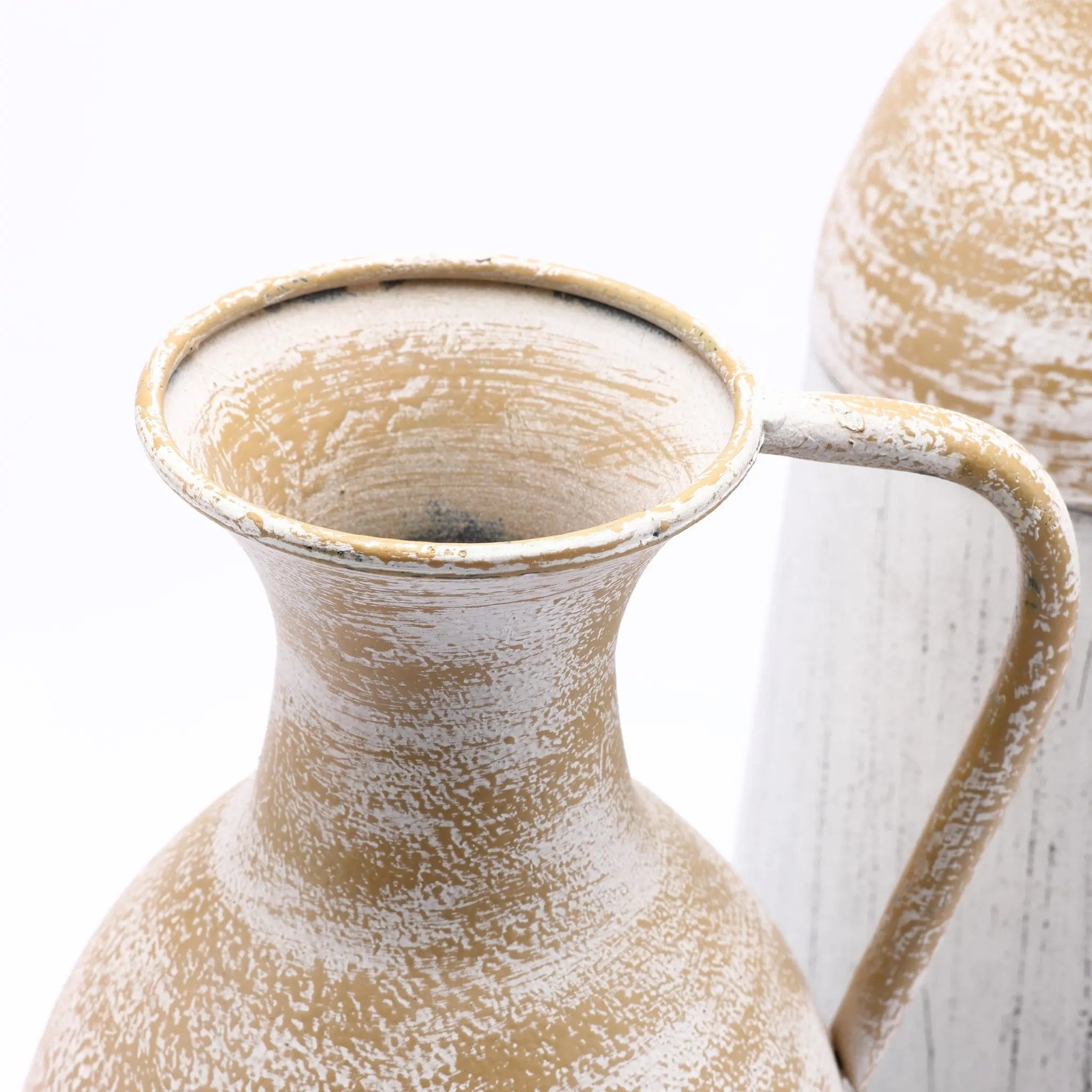 Rustic-brown-neck-of-the-vases-provides-authenic-farmhouse-style