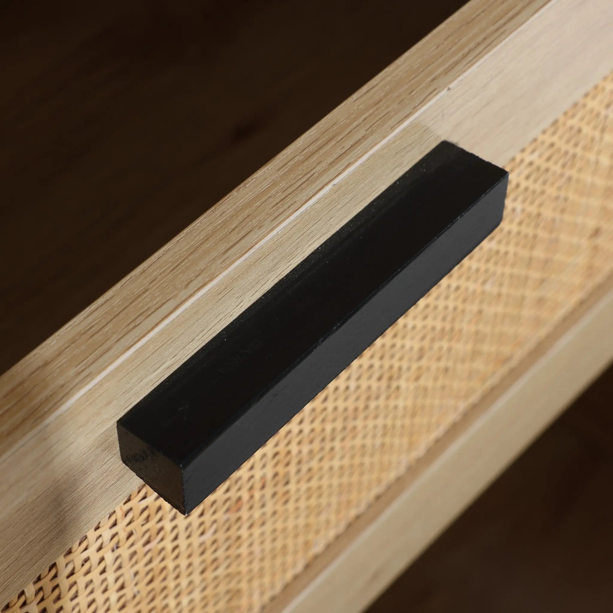 sleek-black-handle-for-drawer