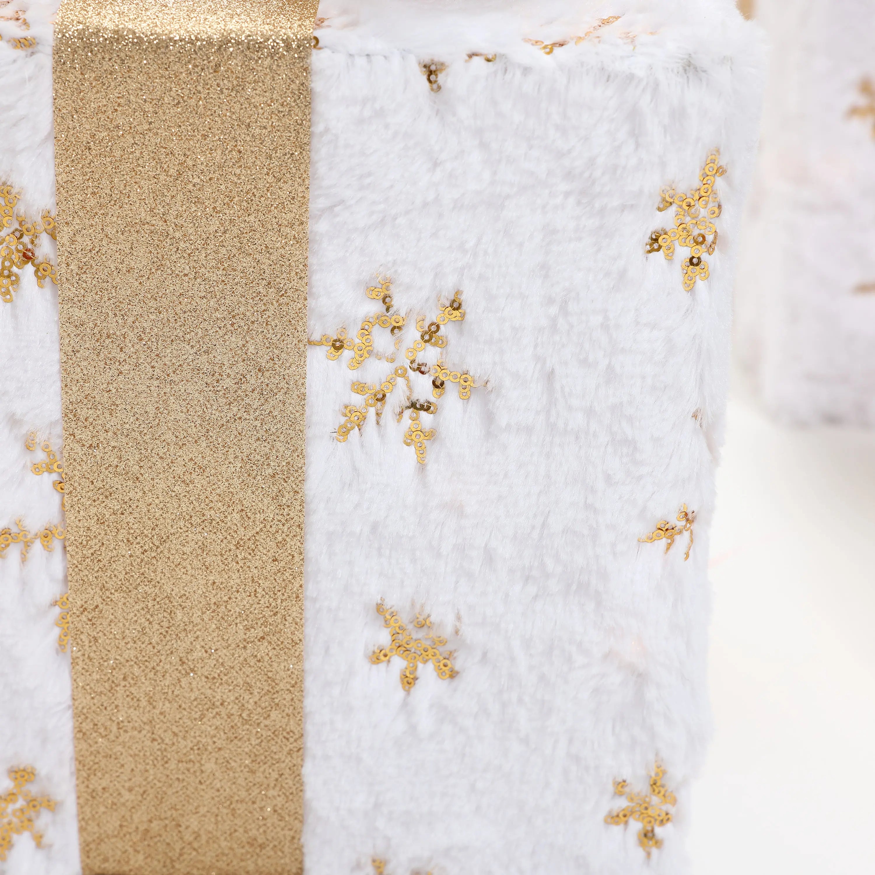 Golden-snowflake-design-for-white-gift-box-set
