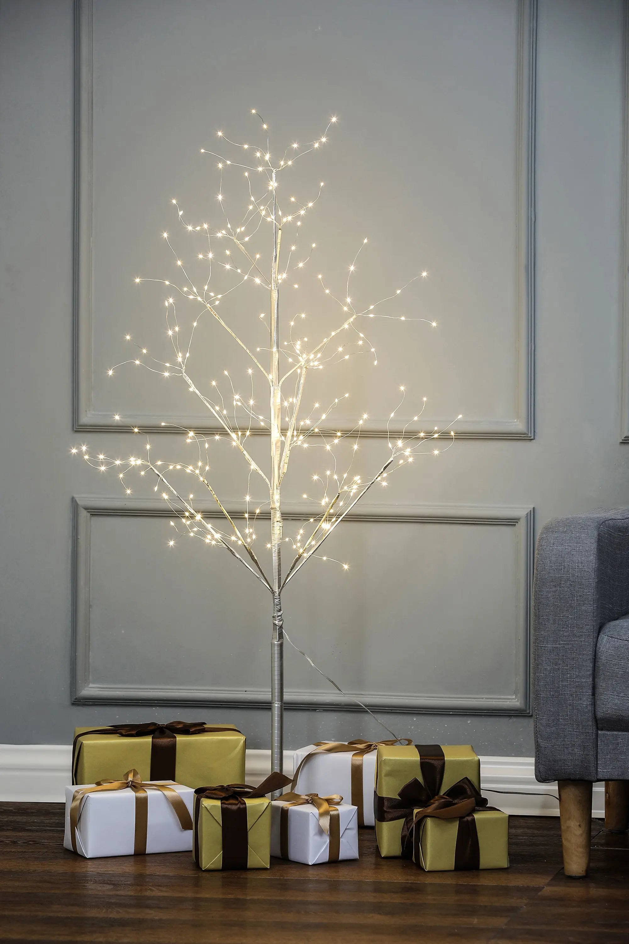a-wonderful-day-with-this-minimalist-style-decoration-christmas-tree