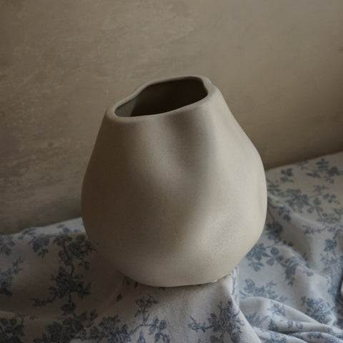 Ivoire ceramic tabletop vase, round